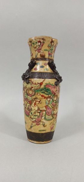  CHINA, Nanking - 20th century 
Small porcelain vase decorated with polychrome enamels...