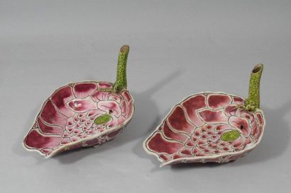 null CHINE, Début XXe siècle.

Deux coupes en porcelaine émaillée rose et vert, en...