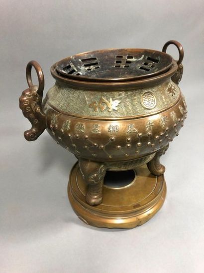  VIETNAM - Vers 1900 
Brûle-parfum tripode en bronze à décor de clous, les pieds...
