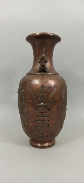  VIETNAM - Around 1900 
Bronze baluster vase, with a flared neck, decorated in slight...