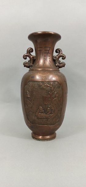 VIETNAM - Vers 1900 
Vase balustre en bronze, le col évasé, à décor en léger relief...