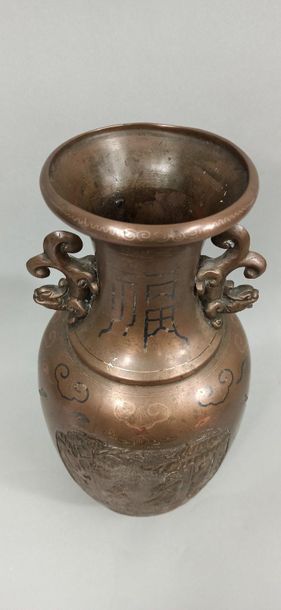  VIETNAM - Vers 1900 
Vase balustre en bronze, le col évasé, à décor en léger relief...