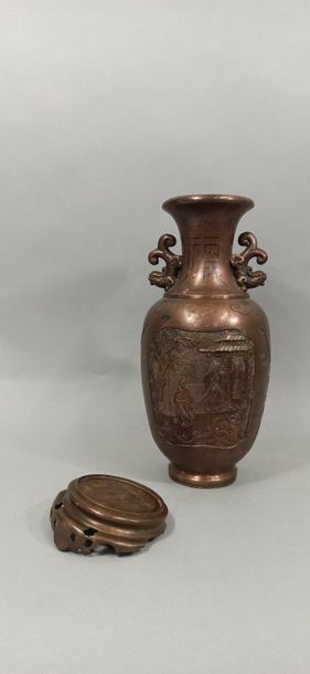 null VIETNAM - Vers 1900

Vase balustre en bronze, le col évasé, à décor en léger...