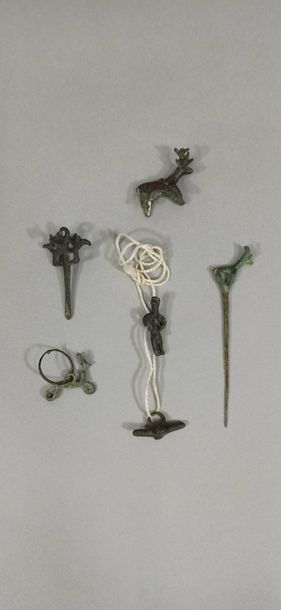 Set including: 
- 2 deer-shaped pendants...