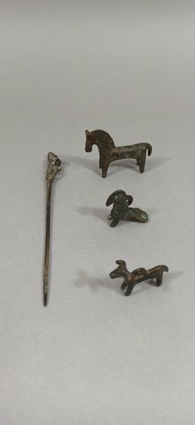 Set including: 
- Pin ending with an Ibex...