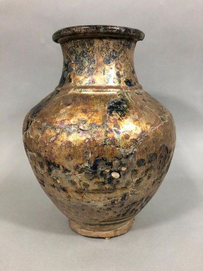  IRAN, XIVe siècle, 
Vase en céramique de forme balustre, le col évasé. 
Oydations,...