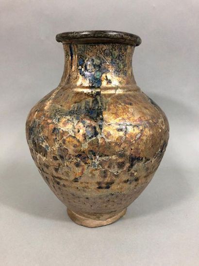 null IRAN, XIVe siècle,

Vase en céramique de forme balustre, le col évasé. 

Oydations,...