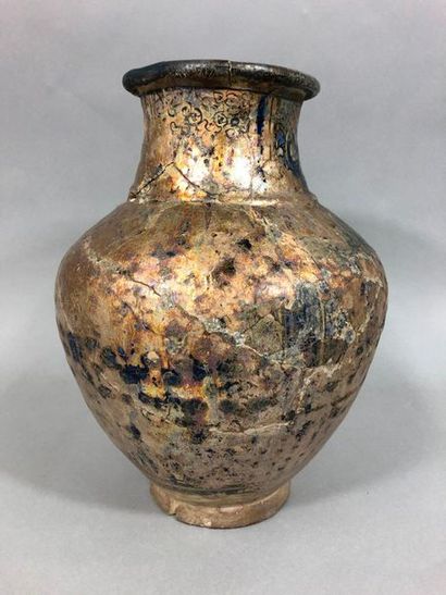 null IRAN, XIVe siècle,

Vase en céramique de forme balustre, le col évasé. 

Oydations,...