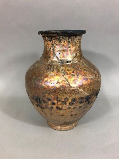  IRAN, XIVe siècle, 
Vase en céramique de forme balustre, le col évasé. 
Oydations,...