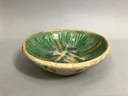  IRAN, IXe siècle, 
Coupe de fouille en céramique à décor de glaçures vertes. 
Accidents....