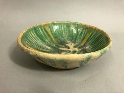 IRAN, ninth century, 
Ceramic excavation cup with green glaze decoration. 
Accidents....