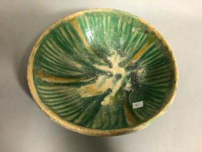 null IRAN, ninth century,

Ceramic excavation cup with green glaze decoration.

Accidents.

Diameter:...