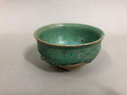 null IRAN, 12th - 13th century,

Ceramic pedestal bowl with turquoise glaze decoration.

Accidents

Diameter:...