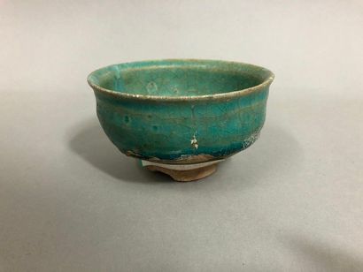 null IRAN, 12th - 13th century,

Ceramic pedestal bowl with turquoise glaze decoration.

Accidents

Diameter:...