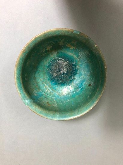  IRAN, XIIe - XIIIe siècle, 
Bol à piédouche en céramique à décor de glaçure turquoise....