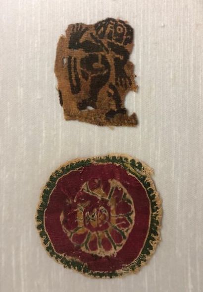 null EGYPTE, VI - VIIIe siècle,

Deux fragments d'élèments brodés sur des tissus...