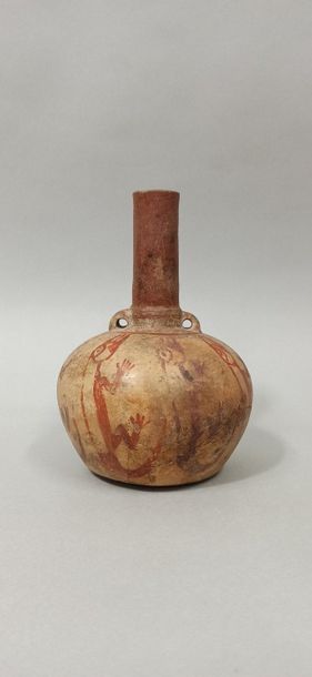  PERU, 
Terracotta bottle decorated with animals. 
Height: 12 cm.
