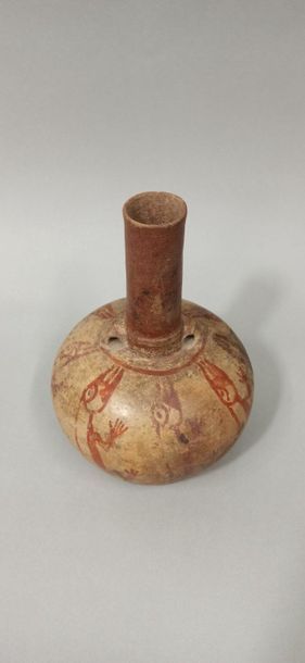 null PERU, 

Terracotta bottle decorated with animals.

Height: 12 cm.