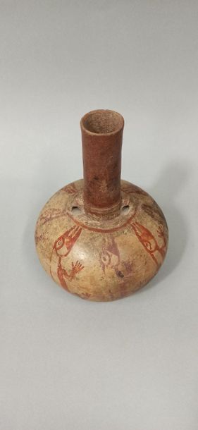 PERU, 
Terracotta bottle decorated with animals. 
Height: 12 cm.