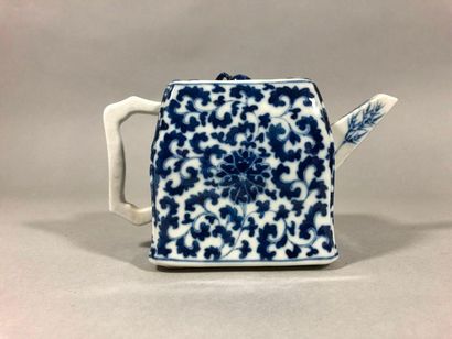 CHINA, 20th century 
Porcelain square-section...
