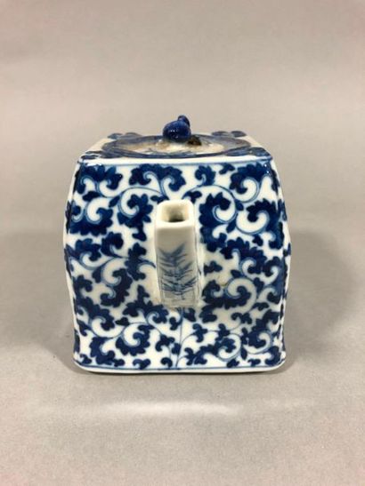 null CHINE, XXème siècle

Théière à section carrée en porcelaine à décor en bleu...