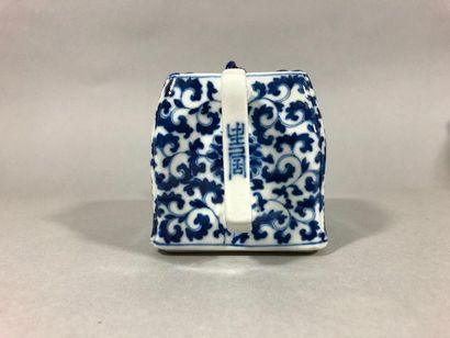 null CHINA, 20th century

Porcelain square-section teapot with blue decoration under...