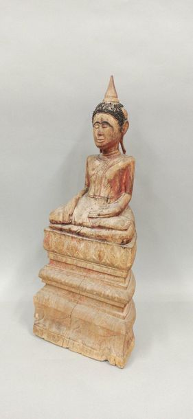 null BIRMANIE - XXe siècle

Bouddha en bois sculpté à traces de polychromie, figuré...