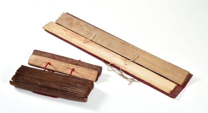  BIRMANIE, XIXème siècle 
Deux livres de prières, en feuilles de bambou. 
H. 5 ;...