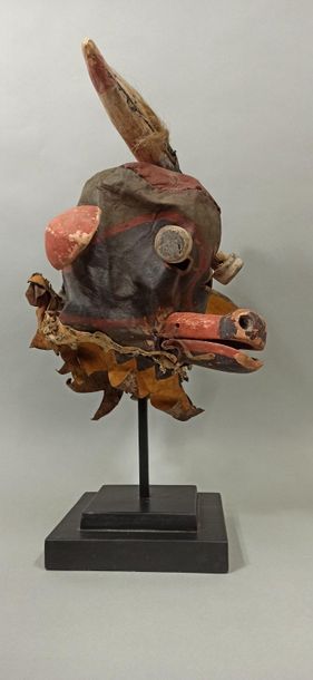 null WAKAS Mask (cow mask) HOPI (Arizona USA)

Leather mask sewn and painted, eyes,...