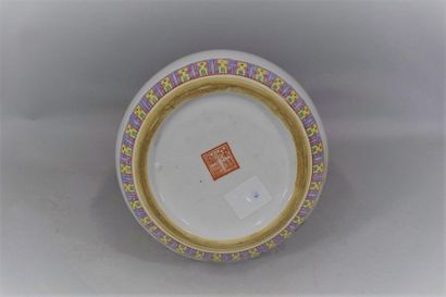 null CHINE, XXème siècle

Vase en porcelaine à décor émaillé polychrome d'un paon...