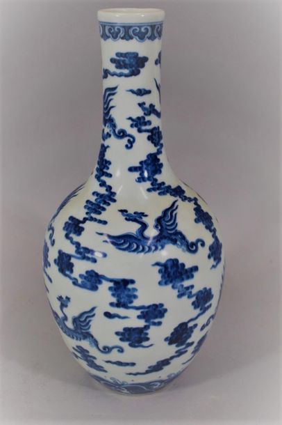 null CHINA, 20th century

Porcelain vase decorated in blue under the cover of phoenixes...