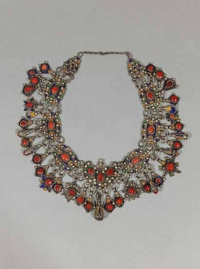 null Collier " Tazlagt " en argent composé de neuf plaques emaillées ocre, bleu et...