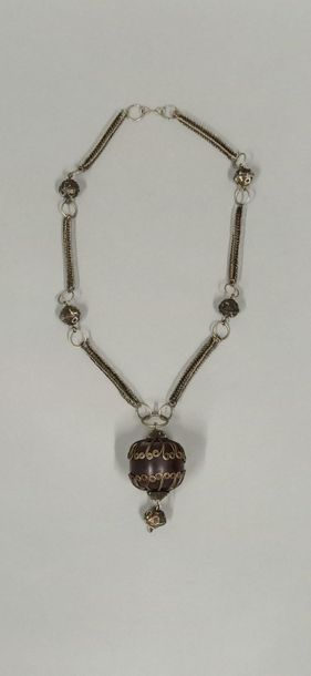 Necklace decorated with a ball of dark amber...