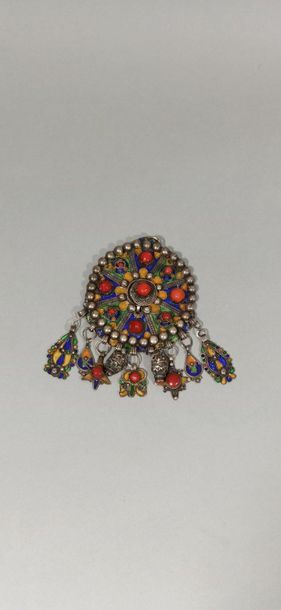 null Tabzimt" fibula in silver enamelled ochre, blue and green, enhanced with coral...