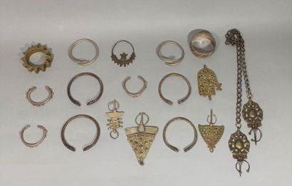 null Fort lot de fibules, et bracelets en alliage d'argent et en métal à décor géométrique...