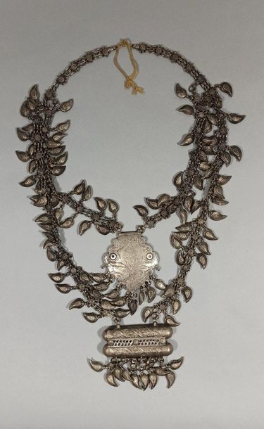 null Grande ceinture en alliage d'argent à la maille alternant des fleurettes et...