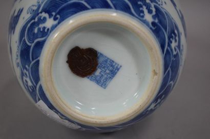  CHINE, XXème siècle 
Vase en porcelaine à décor en bleu sous couverte de phoenix...