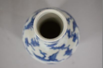  CHINE, XXème siècle 
Vase en porcelaine à décor en bleu sous couverte de phoenix...