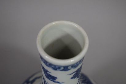 null CHINE, XXème siècle

Vase en porcelaine à décor en bleu sous couverte de phoenix...