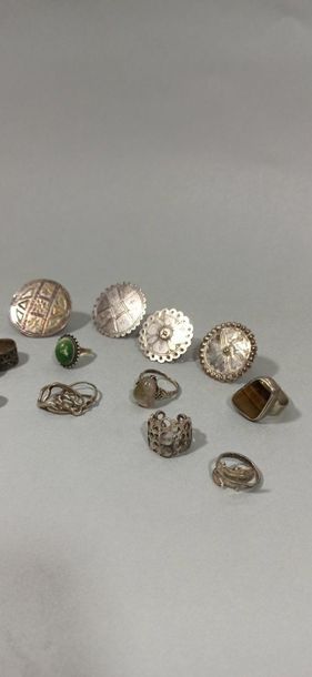 null Set of 16 silver rings with chiselled decoration of geometrical, openwork, or...