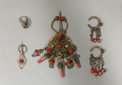 null Lot composed of a metal "Tabzimt" fibula decorated with orange glass cbochon,...