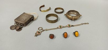 null Lot d'objets et bijoux d'Afrique du Nord composé de :

Etui en métal à décor...
