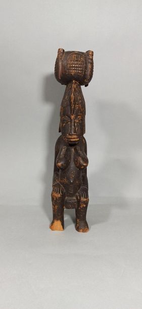 null Statuette féminine assise Senoufo, Côte d'Ivoire.

H.: 41 cm


