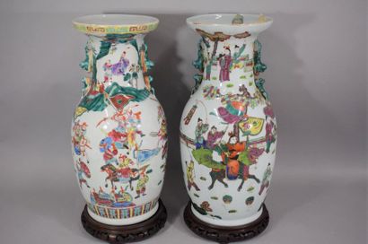 null CHINE, XXème siècle

Deux vases en porcelaine à décor émaillé polychrome de...