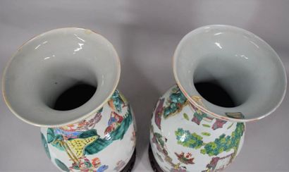  CHINE, XXème siècle 
Deux vases en porcelaine à décor émaillé polychrome de personnages,...