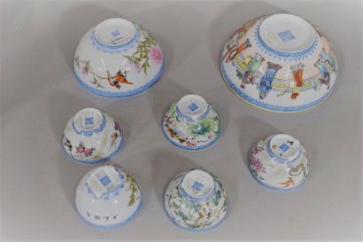  CHINE, XXème siècle 
Ensemble de sept bols en porcelaine à décor émaillé polychrome...
