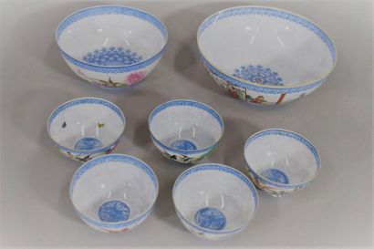 null CHINA, 20th century

Set of seven porcelain bowls with polychrome enamelled...