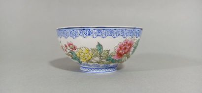 null CHINA, 20th century

Small polylobed porcelain bowl with polychrome enamel decoration...