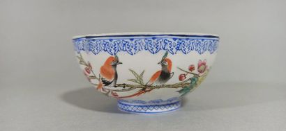  CHINA, 20th century 
Small polylobed porcelain bowl with polychrome enamel decoration...