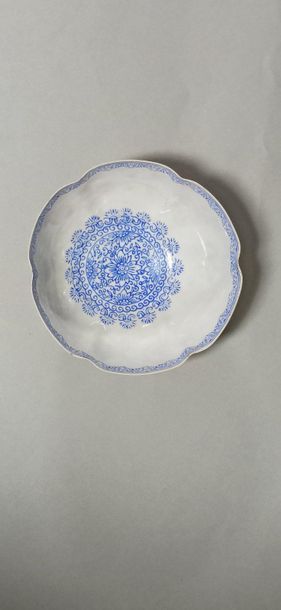  CHINA, 20th century 
Small polylobed porcelain bowl with polychrome enamel decoration...